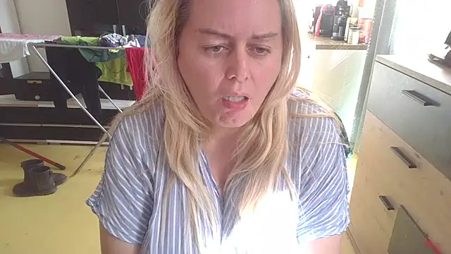 Snapshot of Meliss_Official9 chatting on 03-22-25, 12:35 Meliss Official9 online show from 03-22-25, 12:35