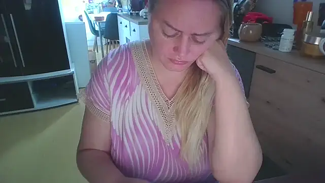 Snapshot of Meliss_Official9 chatting on 09-17-25, 05:42 Meliss Official9 online show from 09-17-25, 05:42