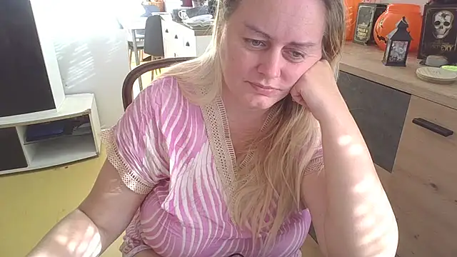 Snapshot of Meliss_Official9 chatting on 10-29-25, 12:51 Meliss Official9 online show from 10-29-25, 12:51