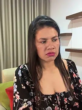 Snapshot of Alice_Biel chatting on 03-04-25, 01:01 Alice Biel online show from 03-04-25, 01:01