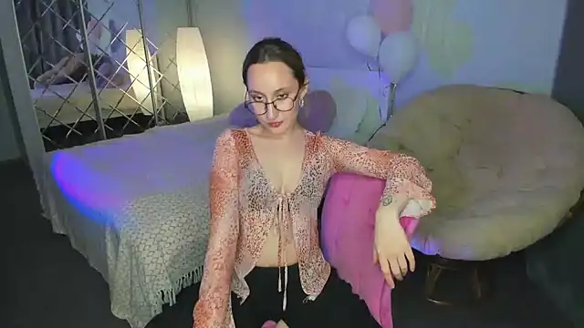 Snapshot of MelodyOfLovee chatting on 02-15-25, 02:11 MelodyOfLovee online show from 02-15-25, 02:11