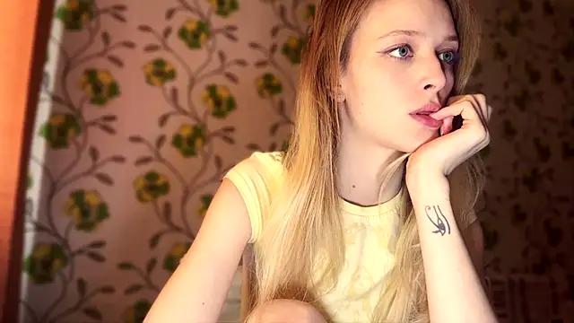 Snapshot of Evvie_Summn1 chatting on 02-26-26, 05:17 Evvie Summn1 online show from 02-26-26, 05:17