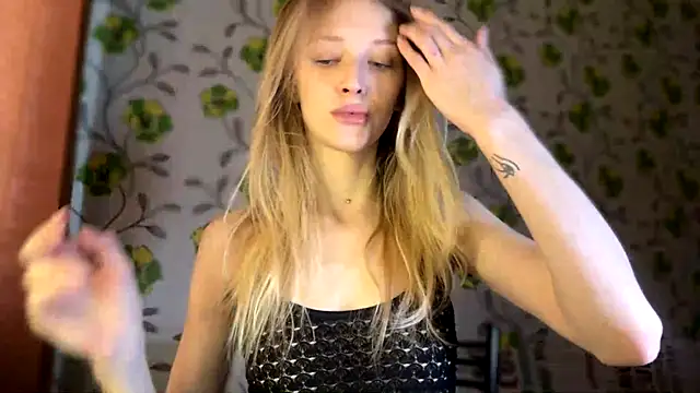 Snapshot of Evvie_Summn1 chatting on 03-01-26, 05:42 Evvie Summn1 online show from 03-01-26, 05:42