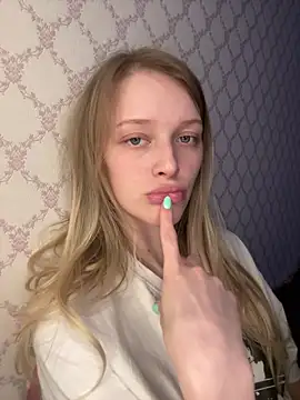 Evvie Summn1 online show from 04-24-26, 03:36