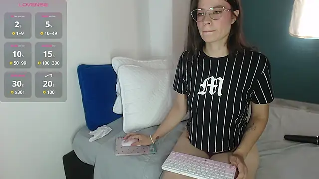 Snapshot of Mily_Miley chatting on 11-02-25, 07:16 Mily Miley online show from 11-02-25, 07:16