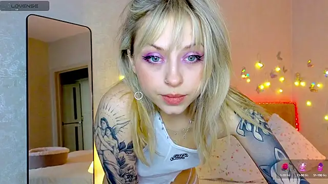 Snapshot of lavenderluxe chatting on 01-22-25, 12:06 lavenderluxe online show from 01-22-25, 12:06