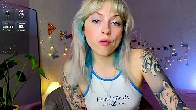 Snapshot of lavenderluxe chatting on 09-18-25, 01:02 lavenderluxe online show from 09-18-25, 01:02