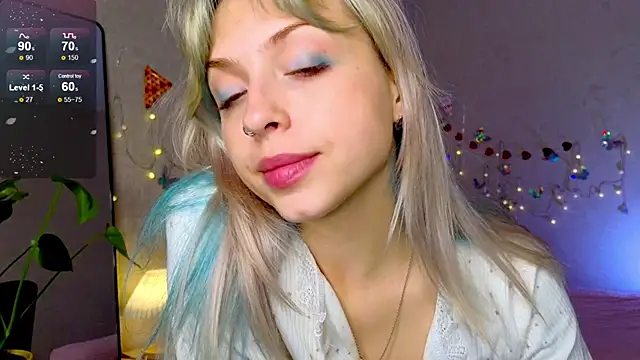 Snapshot of lavenderluxe chatting on 09-19-25, 05:57 lavenderluxe online show from 09-19-25, 05:57