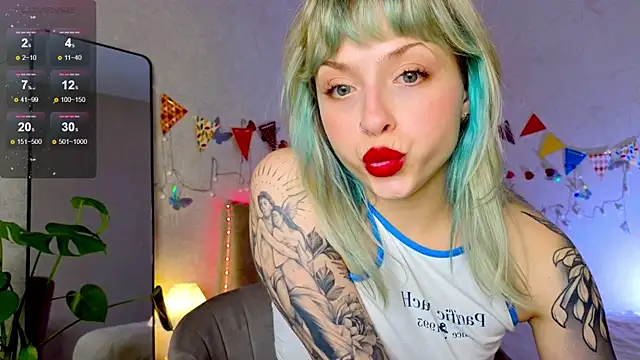 Snapshot of lavenderluxe chatting on 10-15-25, 01:00 lavenderluxe online show from 10-15-25, 01:00