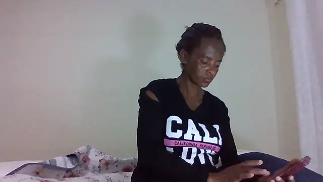 Snapshot of sweets_80 chatting on 06-18-26, 06:12 sweets 80 online show from 06-18-26, 06:12