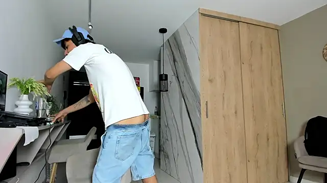 Huge latin cock online show from 02-08-25, 09:04