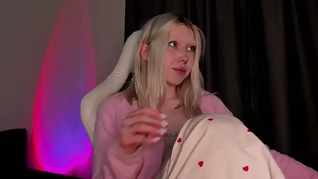 Snapshot of takeyourmolly chatting on 12-14-24, 04:31 takeyourmolly online show from 12-14-24, 04:31