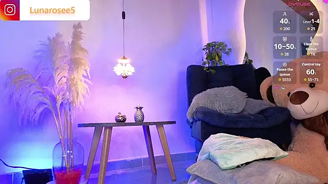 Snapshot of LunaRose5 chatting on 10-17-25, 03:53 LunaRose5 online show from 10-17-25, 03:53