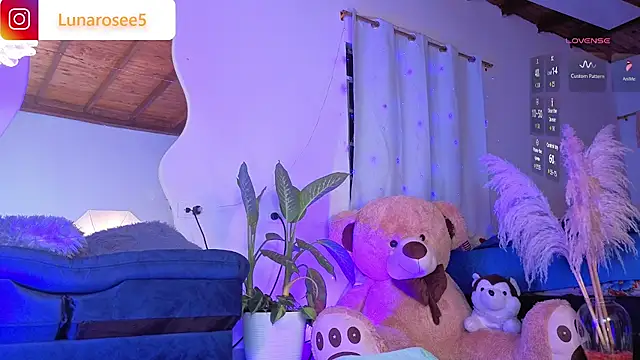 Snapshot of LunaRose5 chatting on 11-11-25, 03:28 LunaRose5 online show from 11-11-25, 03:28