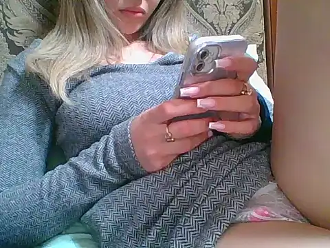 Snapshot of Emma_99 chatting on 03-18-25, 01:53 Emma 99 online show from 03-18-25, 01:53