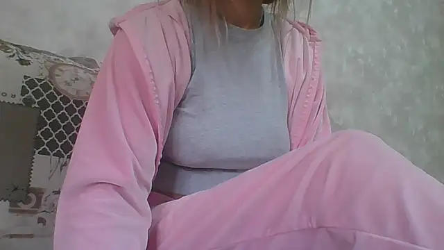 Snapshot of Emma_99 chatting on 10-10-25, 08:57 Emma 99 online show from 10-10-25, 08:57