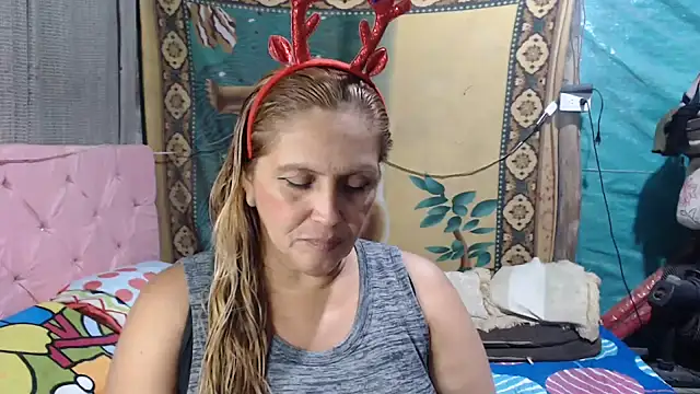 Snapshot of mom_son_dirty chatting on 12-22-25, 11:02 mom son dirty online show from 12-22-25, 11:02