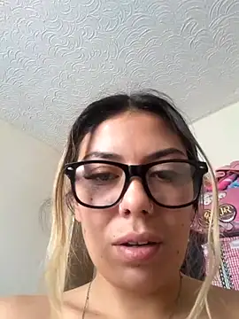 Snapshot of Sweel_Leyva18 chatting on 06-27-26, 04:45 Sweel Leyva18 online show from 06-27-26, 04:45