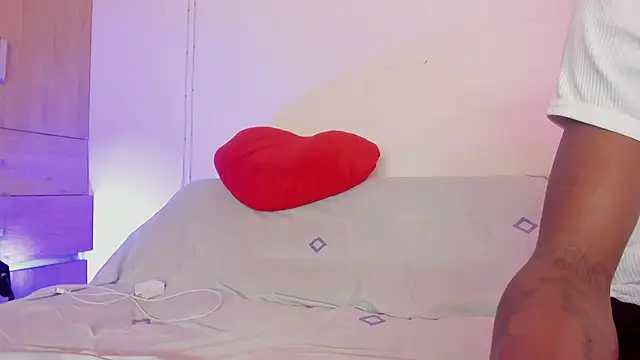 LoveBirds  1 online show from 11-02-25, 10:56