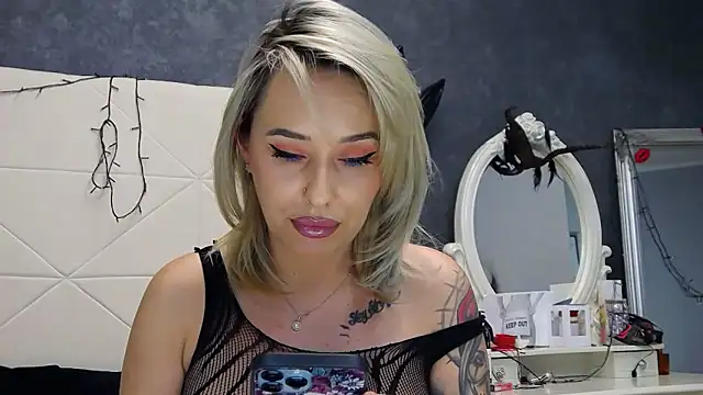 IssaSmith online show from 11-28-25, 09:12