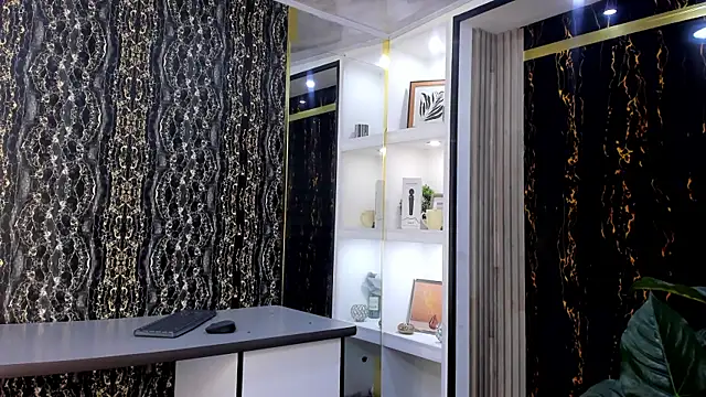 Snapshot of MirandaRossi chatting on 10-01-25, 02:50 MirandaRossi online show from 10-01-25, 02:50