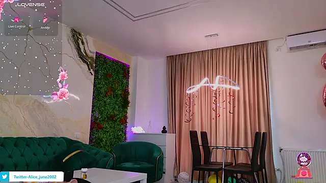 Snapshot of emily_bloom chatting on 03-21-25, 05:32 emily bloom online show from 03-21-25, 05:32