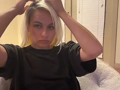 Snapshot of girlfriendmissy chatting on 02-27-25, 02:32 girlfriendmissy online show from 02-27-25, 02:32