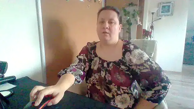Snapshot of ReifeVenna chatting on 12-19-24, 08:02 ReifeVenna online show from 12-19-24, 08:02
