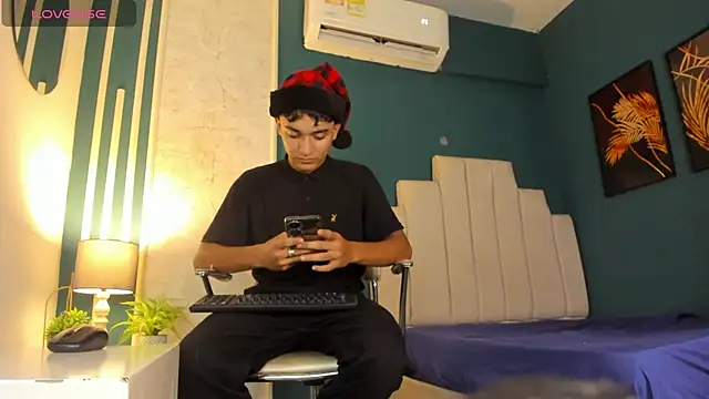 Snapshot of Austin_Cardieff chatting on 12-30-24, 08:04 Austin Cardieff online show from 12-30-24, 08:04