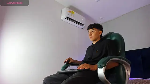 Snapshot of Austin_Cardieff chatting on 01-26-25, 03:38 Austin Cardieff online show from 01-26-25, 03:38