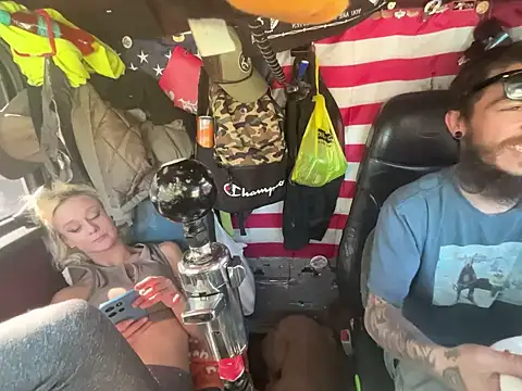 Snapshot of XMeF10 chatting on 01-05-26, 05:27 XMeF10 online show from 01-05-26, 05:27