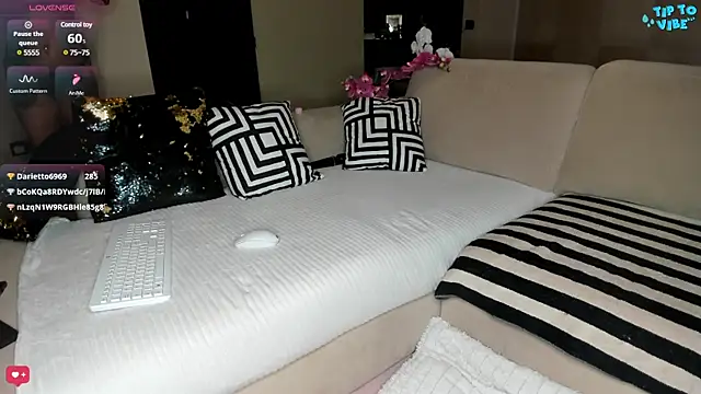 Snapshot of MichelleCara chatting on 01-23-25, 11:37 MichelleCara online show from 01-23-25, 11:37