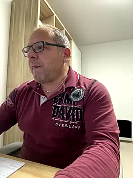 coupleLatinaLovers online show from 10-15-25, 04:45