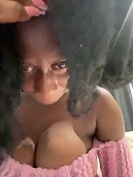 Snapshot of Roxiexx chatting on 02-25-26, 01:43 Roxiexx online show from 02-25-26, 01:43