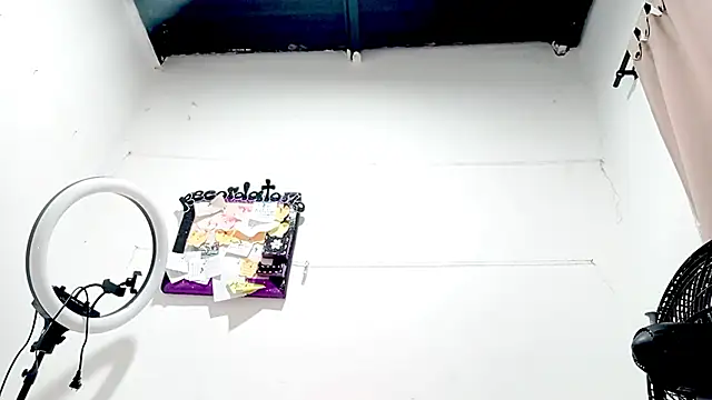 PetiteIvoryQueen19 online show from 09-13-25, 11:32