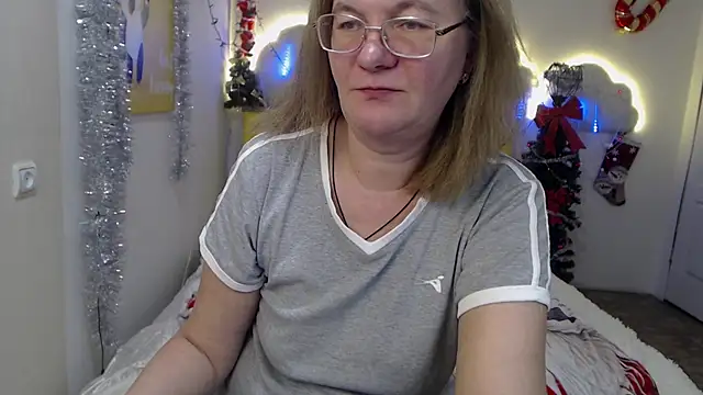 Snapshot of HolyMilfa chatting on 12-08-24, 10:30 HolyMilfa online show from 12-08-24, 10:30