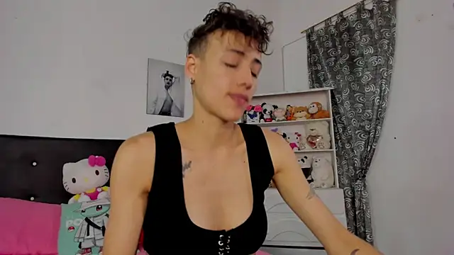 Snapshot of megan_100 chatting on 11-19-25, 05:57 megan 100 online show from 11-19-25, 05:57