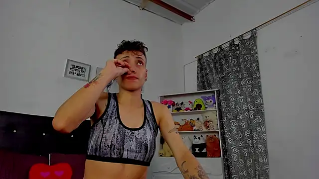 Snapshot of megan_100 chatting on 12-15-25, 05:50 megan 100 online show from 12-15-25, 05:50