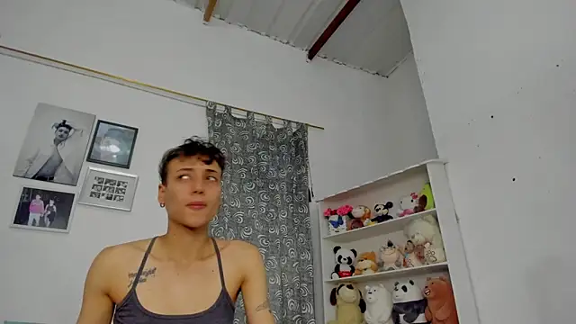 Snapshot of megan_100 chatting on 02-26-26, 05:45 megan 100 online show from 02-26-26, 05:45