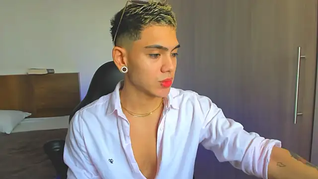 Snapshot of Stevenn_77 chatting on 12-17-24, 04:43 Stevenn 77 online show from 12-17-24, 04:43