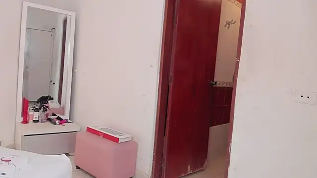 Snapshot of Alhana_pulido chatting on 03-11-25, 11:37 Alhana pulido online show from 03-11-25, 11:37