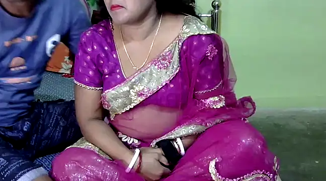 Snapshot of Couple_For_You18 chatting on 01-05-25, 01:58 Couple For You18 online show from 01-05-25, 01:58