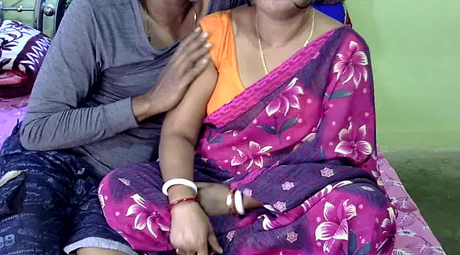 Snapshot of Couple_For_You18 chatting on 02-08-25, 02:47 Couple For You18 online show from 02-08-25, 02:47