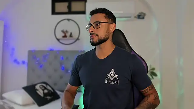 LiamGarcia1 online show from 01-02-25, 12:46