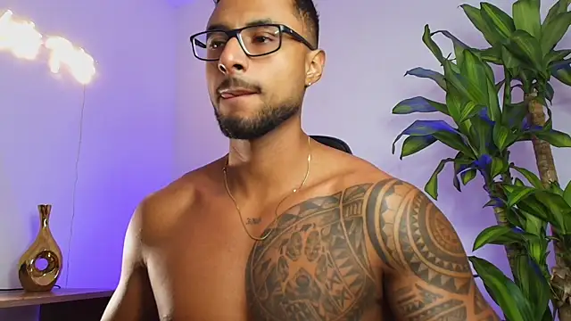 Snapshot of LiamGarcia1 chatting on 12-17-25, 02:12 LiamGarcia1 online show from 12-17-25, 02:12