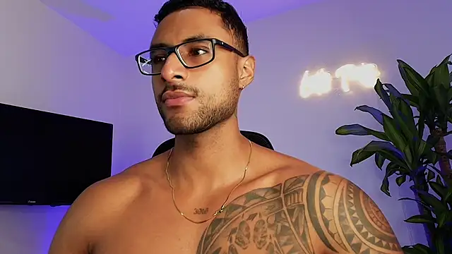 Snapshot of LiamGarcia1 chatting on 12-22-25, 02:25 LiamGarcia1 online show from 12-22-25, 02:25