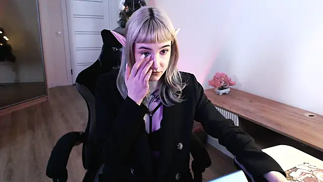 Snapshot of Princess_Shy___ chatting on 02-10-25, 01:22 Princess Shy online show from 02-10-25, 01:22