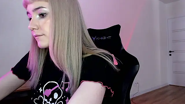 Snapshot of Princess_Shy___ chatting on 02-22-25, 01:13 Princess Shy online show from 02-22-25, 01:13