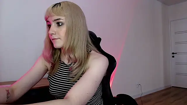 Snapshot of Princess_Shy___ chatting on 03-04-25, 02:21 Princess Shy online show from 03-04-25, 02:21