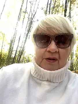 Laura Millf online show from 10-09-25, 09:40